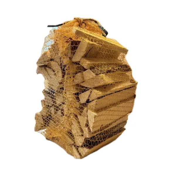 Sac filet écru debout, rempli de bûchettes d'allumage empilées — bois d'allumage pin épicéa, sac de 22 litres