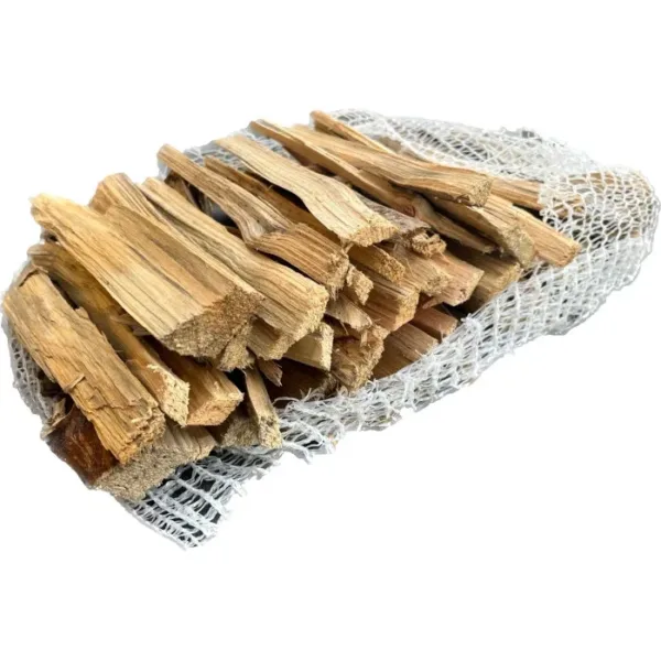 Sac filet blanc couché et ouvert, bûchettes d'allumage en vrac — bois d'allumage pin épicéa, sac de 7 litres