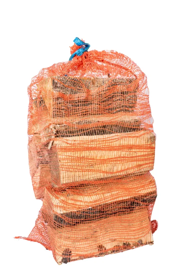 Sac filet orange debout, rempli de bûches de bouleau — bois de chauffage bouleau 25 cm, sac de 22 litres