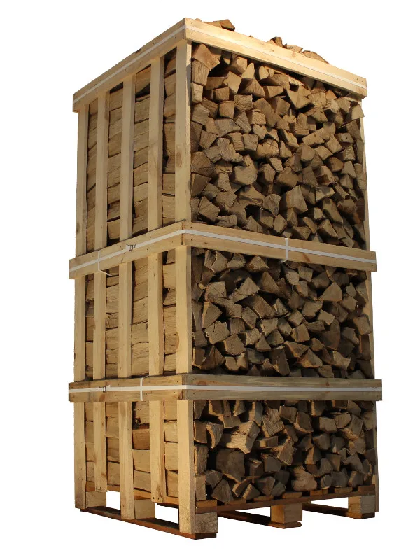 Caisse palette de bûches fendues empilées, vue rapprochée — bois de chauffage charme 25 cm, 1,6 stère