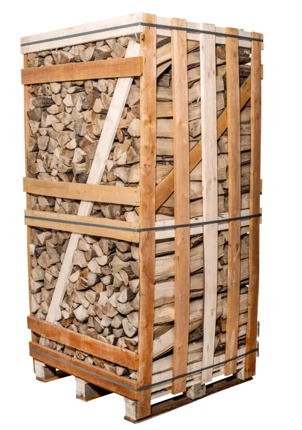 Caisse palette de bûches de charme cerclée d'acier, vue de trois quarts — bois de chauffage charme 25 cm, 2 stères