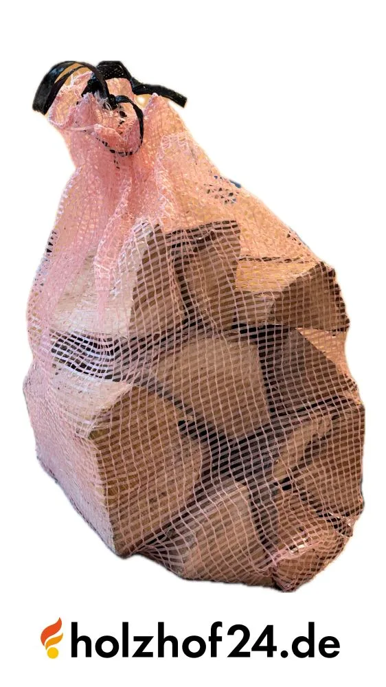 Sac filet clair debout, rempli de bûches de chêne — bois de chauffage chêne 25 cm, sac de 22 litres