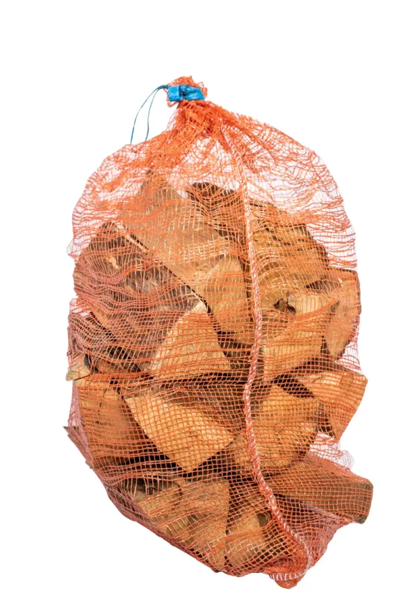 Sac filet orange debout, rempli de bûches de chêne — bois de chauffage chêne 33 cm, sac de 30 litres