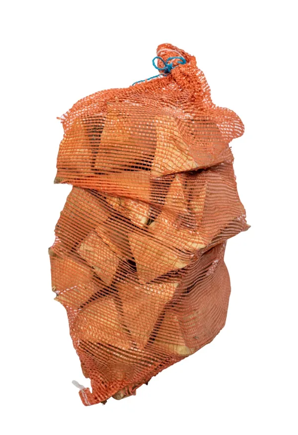 Sac filet orange debout, rempli de bûches de hêtre — bois de chauffage hêtre 25-28 cm, sac de 22 litres