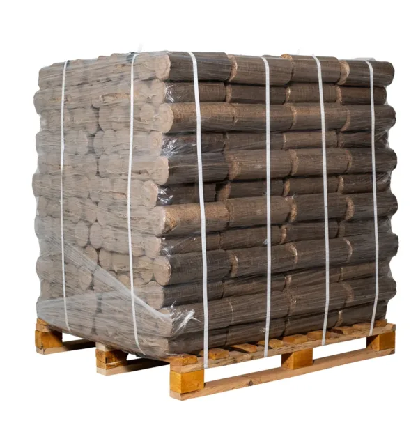Palette de briquettes cylindriques filmée et sanglée, vue de trois quarts — briquettes de bois dur chêne, palette de 960 kg