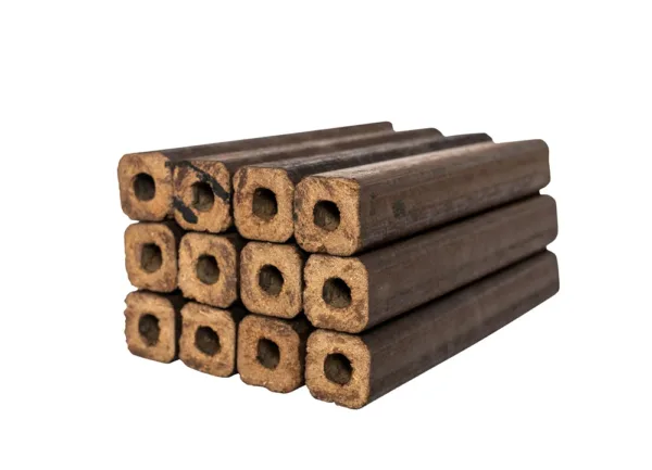 Douze briquettes à trou central empilées, faces de coupe visibles