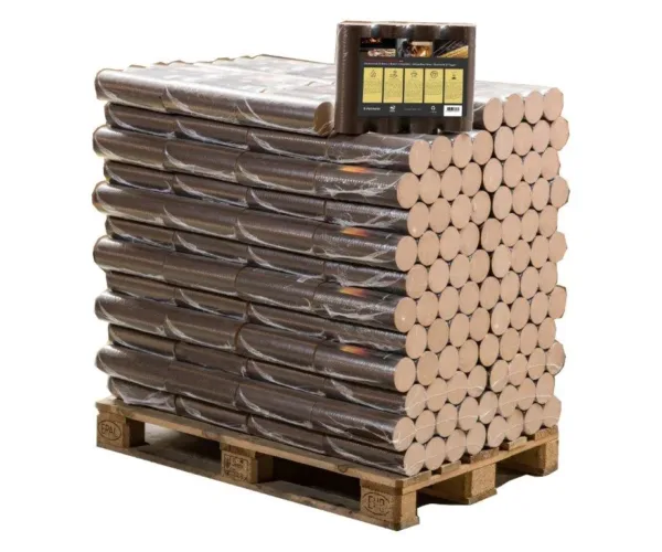 Palette de packs de briquettes cylindriques, vue de trois quarts — briquettes de bois dur hêtre, palette de 960 kg