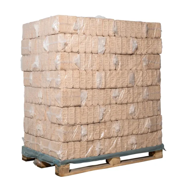 Palette de briquettes rectangulaires filmées, vue de trois quarts