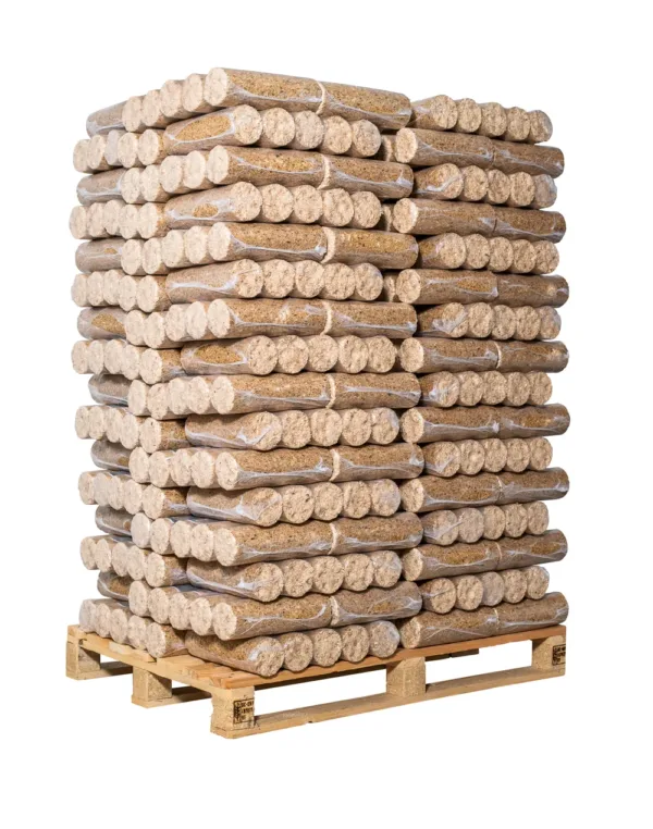 Palette de briquettes cylindriques claires, vue de trois quarts — briquettes de bois résineux, palette de 960 kg