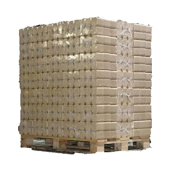 Palette de briquettes claires filmée, vue de trois quarts — briquettes de bois résineux, palette de 960 kg
