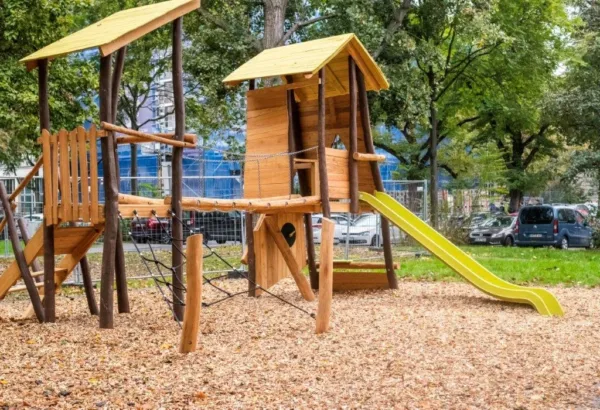 Structure de jeux en bois posée sur un sol de plaquettes — plaquettes de bois pour aire de jeux, en vrac, quantité au choix